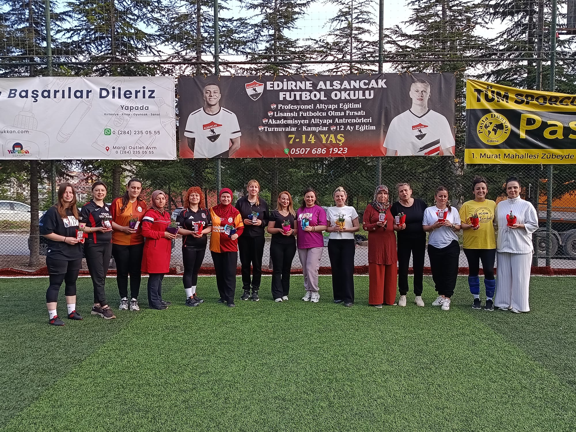 Edirne’de Anneler Günü dolayısıyla hem eğlendiren hem de duygulandıran bir etkinlik düzenlendi. Alsancakspor Futbol Okulu, her zaman çocuklarını desteklemek için saha kenarında bekleyen anneleri bu kez yeşil sahaya davet etti.